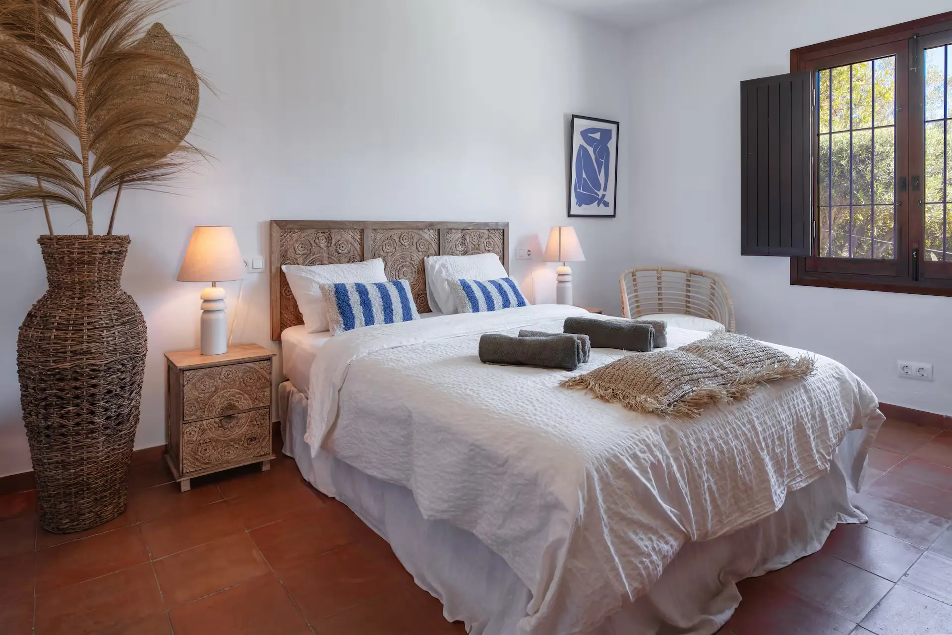 Slaapkamer met twee bedden en blauwe accenten